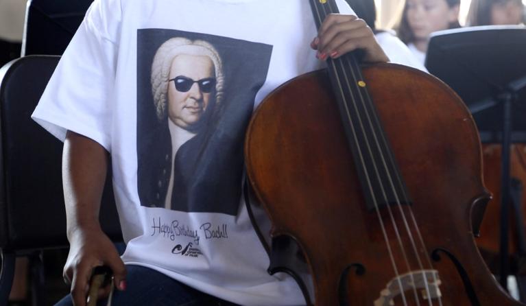 Bach met bril op op shirt