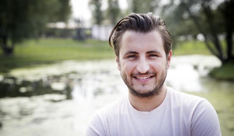 danny froger poserend in een bos