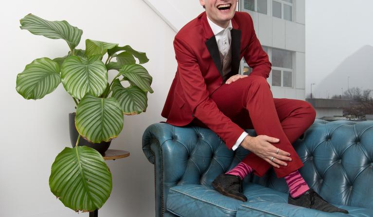 Splinter Chabot naast een kamerplant