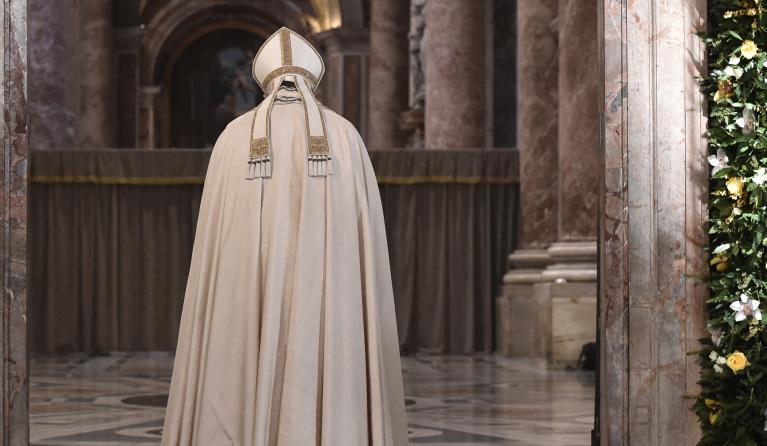 Pope Francis prays before to close the Holy Door at St Peter's basilica to mark the end of the Jubilee of Mercy, on November 20, 2016 in Vatican.