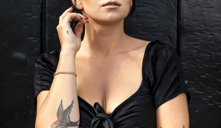 roxeanne hazes voor een zwarte muur