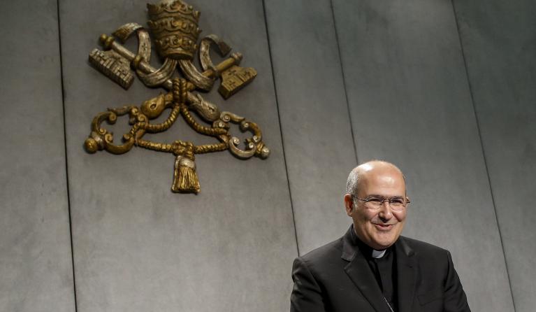 Kardinaal José Calaça de Mendonca in de perszaal van de Heilige Stoel (EPA/FABIO FRUSTACI)