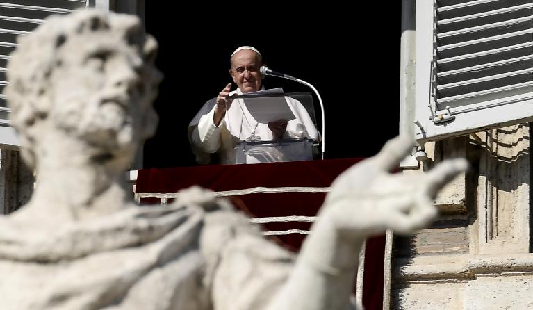 Paus Franciscus tijdens Angelus Allerheiligen 2020 (AFP)
