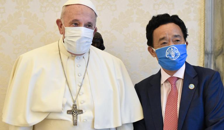 paus franciscus met mondkapje