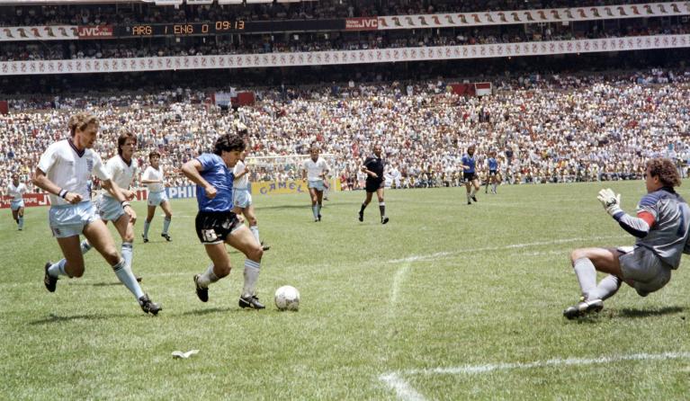 Maradona scoort tijdens WK 1986 (afp)