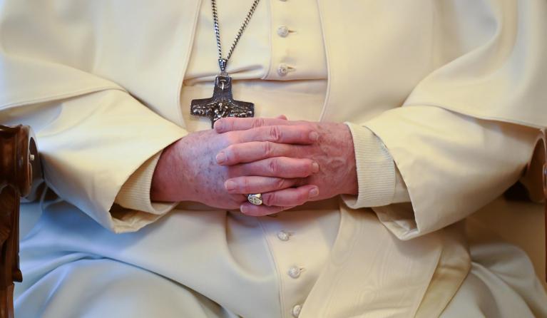 Paus Franciscus bidt