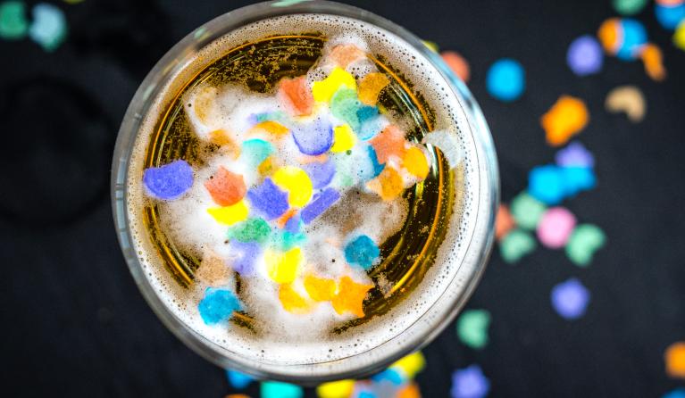 Drank en confetti in de huiskamer tijdens carnaval. Vanwege het coronavirus zijn veel carnavalsfeesten en optochten afgelast. 