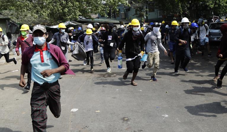 Rellen in Myanmar tegen coupplegers