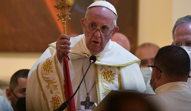 paus zegent met chaldeeuws kruis