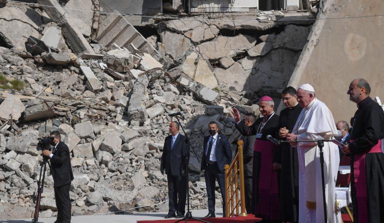 Paus tussen de puinhopen van Mosul