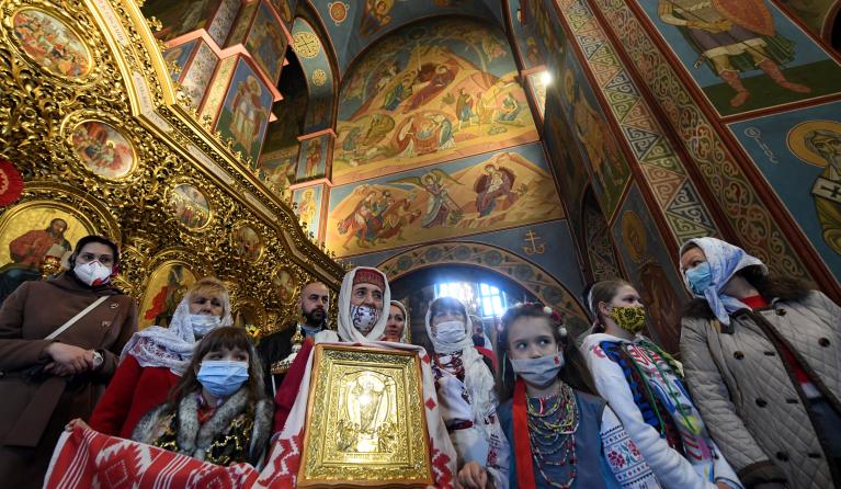 Orthodox Christian followers take part in the Orthodox Easter service in Mykhaylo Gold Domes cathedral in Kiev on May 2, 2021. Sergei SUPINSKY / AFP