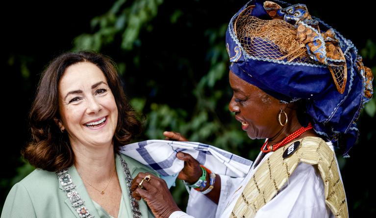 urgemeester Femke Halsema tijdens de landelijke herdenking in het Oosterpark van het slavernijverleden. Het is 158 jaar geleden dat Nederland bij wet de slavernij heeft afgeschaft in Suriname en het Caribisch deel van het Koninkrijk. ANP KOEN VAN WEEL  femke halsema