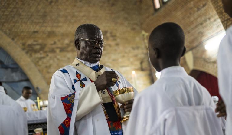 In this file photograph taken on September 21, 2016, Cardinal Laurent Monsengwo Pasinya, Archbishop of Kinshasa, hands out Communion bread during a Catholic mass in Kinshasa to mourn the victims of the violent clashes of the last few days. The influential Archbishop Emeritus of Kinshasa, capital of the Democratic Republic of the Congo, Cardinal Laurent Monsengwo Pasinya, died on July 11, 2021 in Paris at the age of 81, six days after his evacuation in "critical condition", the AFP learned from a religious s