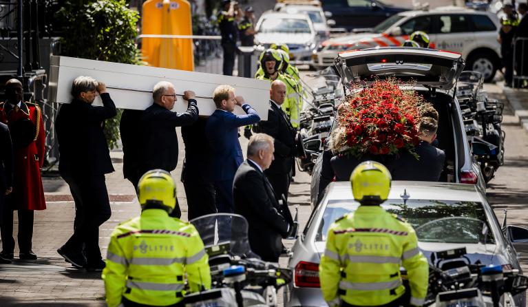 De kist van Peter R. de Vries wordt weggedragen uit Koninklijk Theater Carre. De misdaadverslaggever overleed aan zijn verwondingen op 64-jarige leeftijd nadat hij in het centrum van Amsterdam werd neergeschoten. 