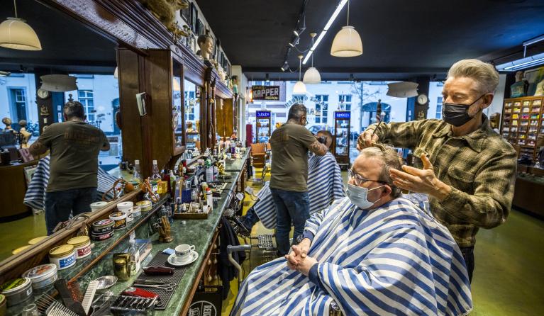 De bisschop van Roermond Harrie Smeets in de kappersstoel bij kapper Vasco in het centrum van Roermond. Winkels zijn weer open zonder afspraak. Andere sectoren zoals de horeca en de cultuursector moeten nog even wachten. 
