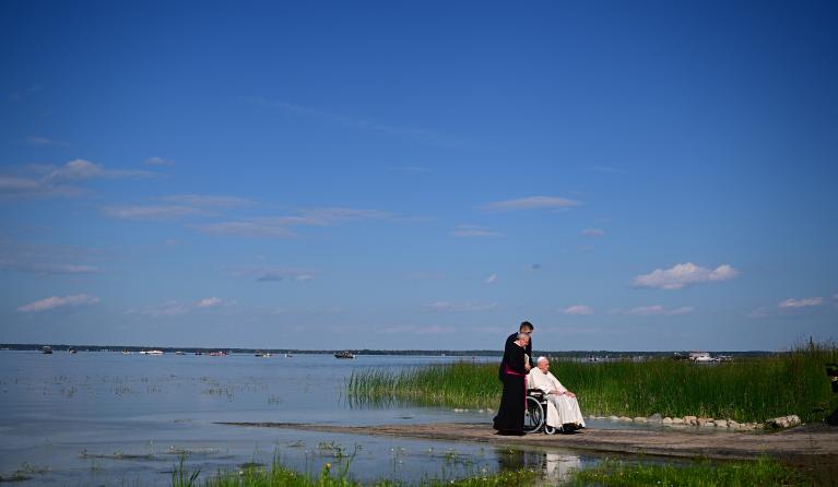  A handout picture provided by the Vatican Media shows Pope Francis (R) participates in a pilgrimage to Lac Ste. Anne, in northern Alberta, Canada, 26 July 2022 (issued 27 July 2022). This place, where a Catholic mission was born in 1842, is known to the natives as a place of healing. VATICAN MEDIA 