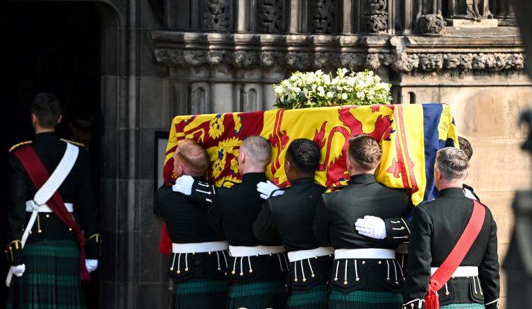 Pallbearers carry the coffin of Queen Elizabeth II into St Giles Cathedral, on September 12, 2022, where Queen Elizabeth II will lie at rest. Mourners will on Monday get the first opportunity to pay respects before the coffin of Queen Elizabeth II, as it lies in an Edinburgh cathedral where King Charles III will preside over a vigil. Paul ELLIS / AFP