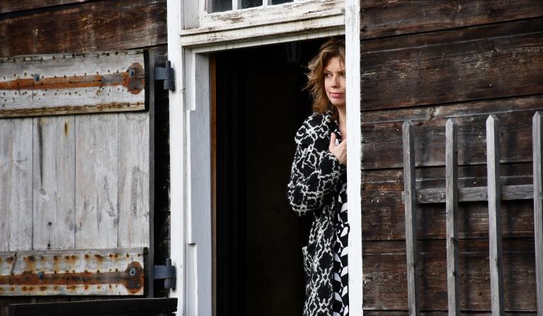 Annemiek bij de boshut