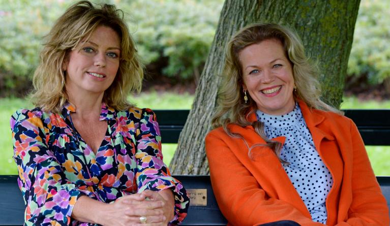 Annemiek Schrijver en Roos Schlikker