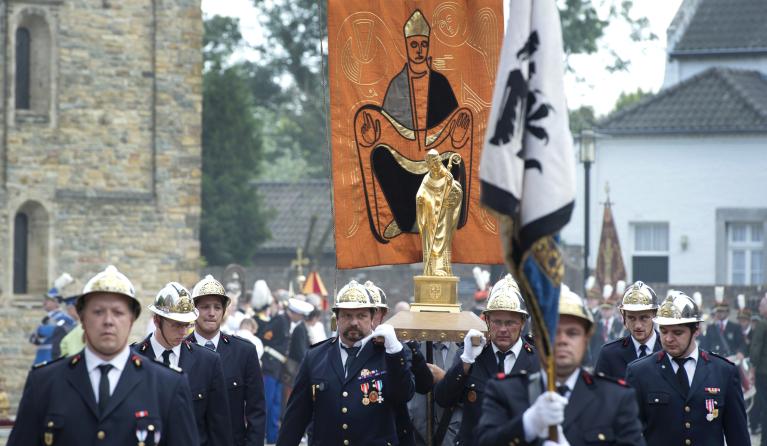 Deelnemers van de historische reliekenstoet lopen door de straten van Susteren. De stoet is onderdeel van het religieus-culturele evenement de Heiligdomsvaart, de zevenjaarlijkse traditie waarbij relieken van heiligen aan het publiek worden getoond. ANP MARCEL VAN HOORN