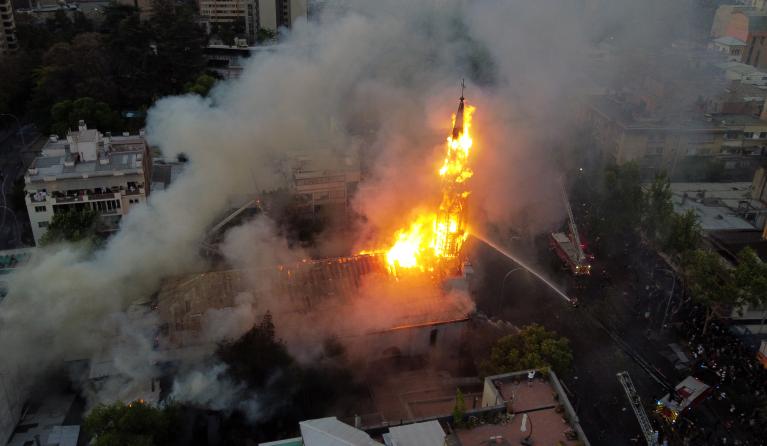 In brand gestoken Asuncion kerk Santiago Chili