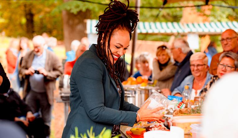 Sharon kookt op BinnensteBuiten festival