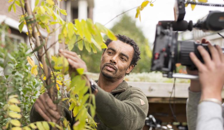 Martin Stuger in de tuin bezig