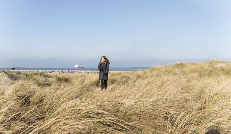 Camilla Dreef in de duinen