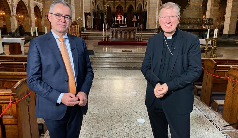 Burgemeester van Haarlem Jos Wienen (l) en mgr. Jan Hendriks (r)- Geloofsgesprek 29-8-21.jpeg
