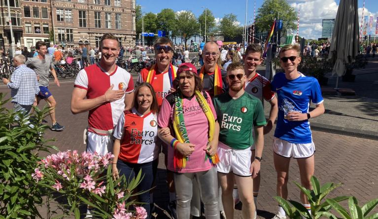 De roze supporters bij de canal Pride 