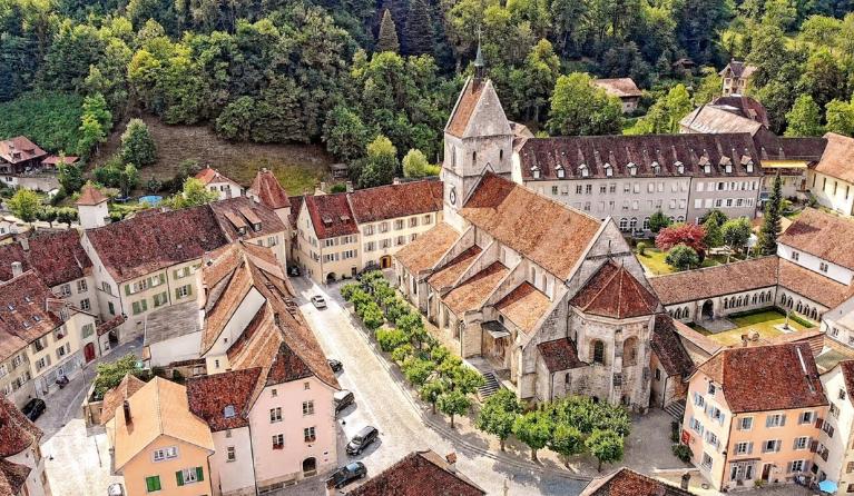 Collegiale kerk St Ursanne Zwitserland.jpg