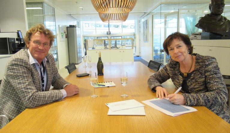 ondertekenen contract samenwerking KRO-NCRV en Kansfonds