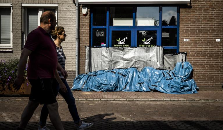 Zandzakken in het geevacueerde Arcen. De hevige regenval en overstromingen in Noord-Limburg hebben voor veel schade gezorgd.