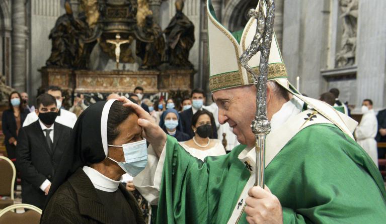 This handout picture taken and released on October 10, 2021 by Vatican Media shows Pope Francis (R) greeting nun Gloria Cecilia Narvaez at the end of the mass in St Peter's Basilica in Vatican. Pope Francis on October 10, 2021 met with Gloria Cecilia Narvaez, a Franciscan nun from Colombia, a day after she was freed by jihadists in Mali after more than four years of captivity, a Vatican spokesman said.