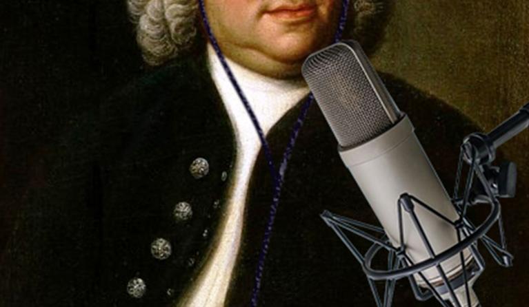 Bach met koptelefoon en een microfoon