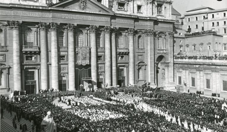  Pius XII die het dogma van de Maria Ten hemelopneming afkondigt