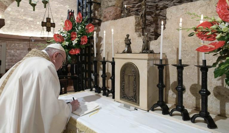 Paus Franciscus ondertekent Fratelli tutti (foto: AFP).