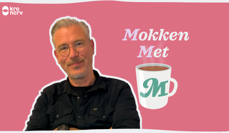 Een winkelwagentje in een smalle gang parkeren, Eric Corton ergert zich kapot