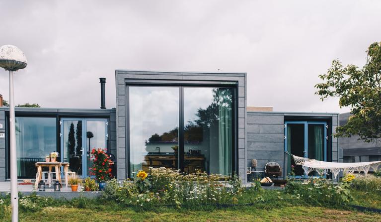 Eerste plastic huis. Foto: Marjon Lukje
