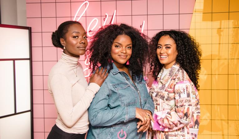 de meiden van spot on voor een roze muur