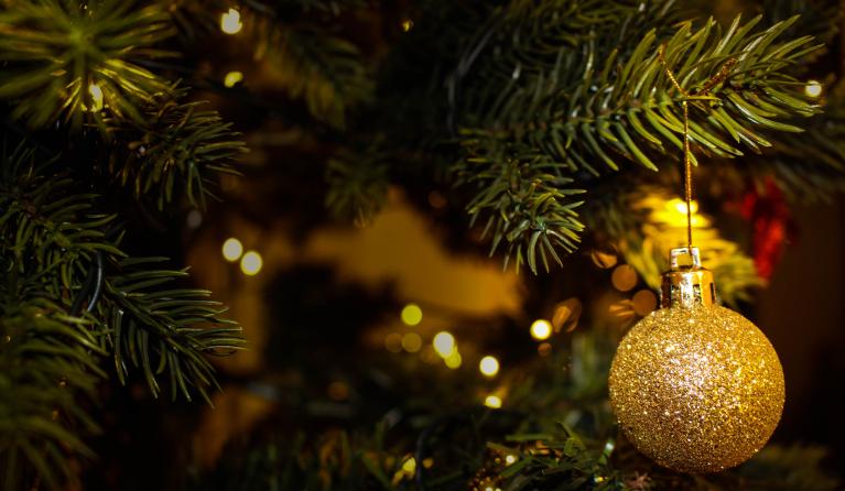 Gouden kerstbal in kerstboom