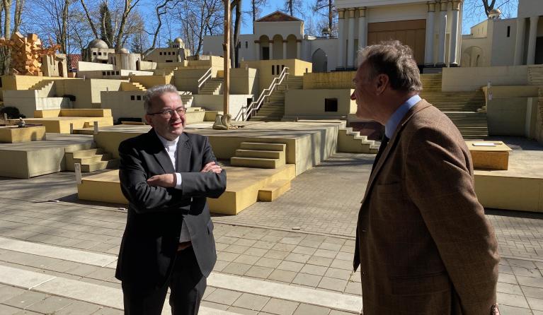Mgr. Harrie Smeets en Leo - Geloofsgesprek 18-4-2021