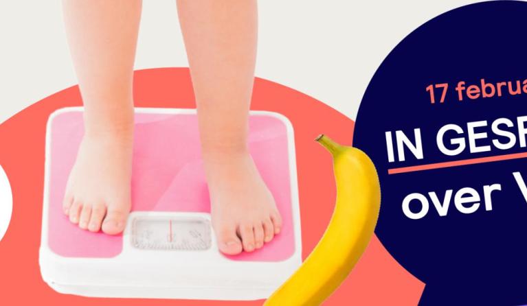 een visual van twee benen op een weegschaal en een banaan ernaast