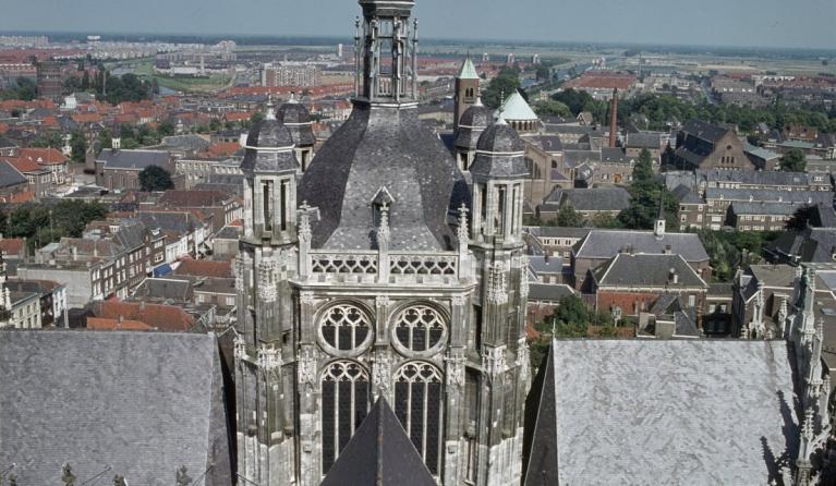 De Sint-Janskathedraal van ’s-Hertogenbosch is momenteel niet goed beschermd tegen de elementen omdat het 70-meter hoge dak versleten is