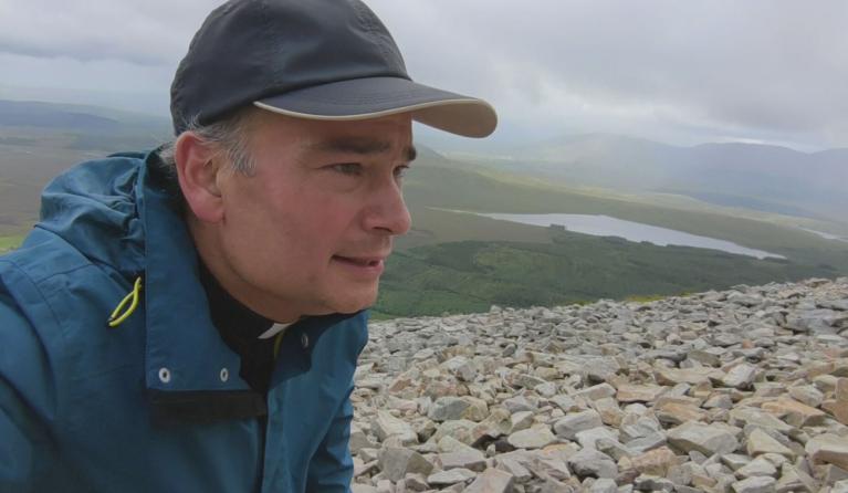 Roderick beklimt de Croach Patrick in Ierland