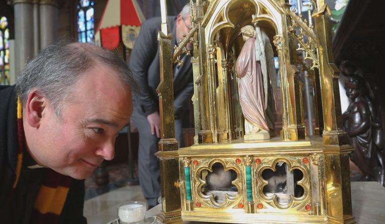 Roderick bij de schrijn van de heilige Liduina