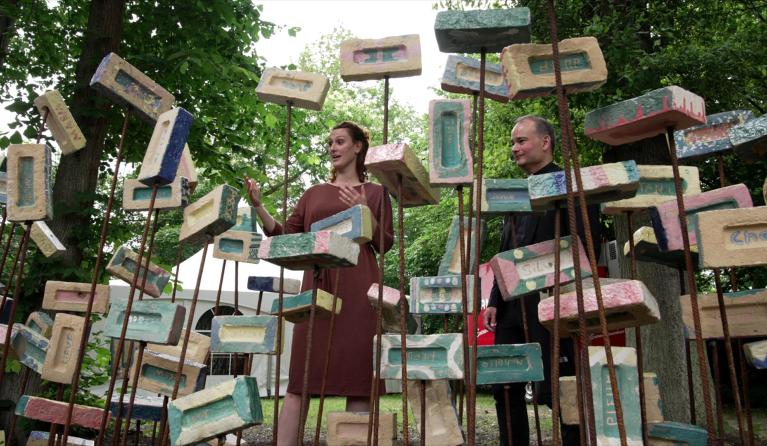 Marjolein Smeets-Kuntzelaers geeft Roderick een rondleiding in Tegelen