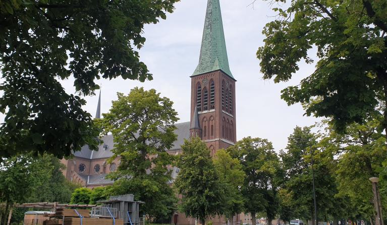 Rijswijk - Bonifatiuskerk exterieur zomer - copyright Paul Schott