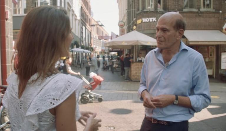 Presentatrice Anna Gimbrère met Ronny Naftaniel, vicevoorzitter van het Centraal Joods Overleg