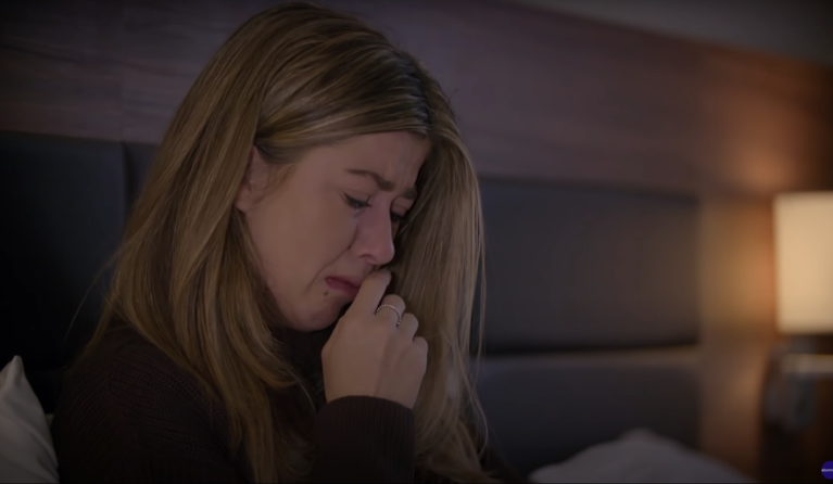 spoorloos fragment met huilende vrouw
